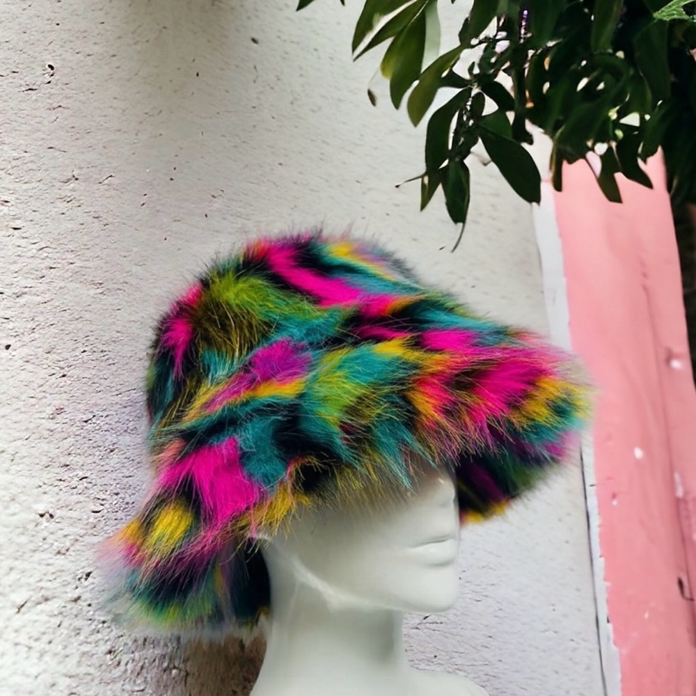 Fluffy
Faux Fur Bucket
Hat Women multicolor